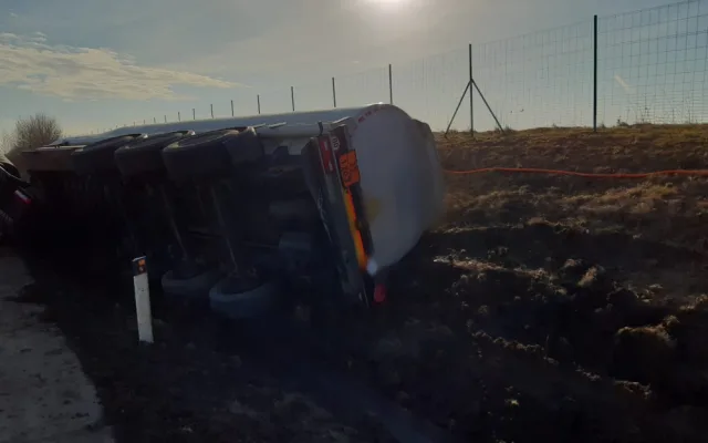 Na D11 se převrátila cisterna s naftou a benzinem