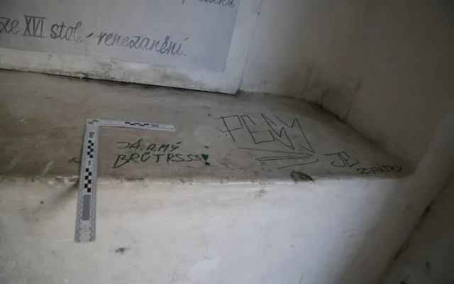 Mladík se nudil, tak pomaloval fasádu kostela v Sobotce