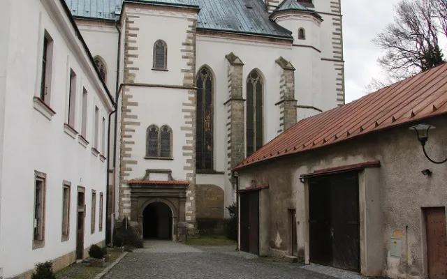 Mladík se nudil, tak pomaloval fasádu kostela v Sobotce