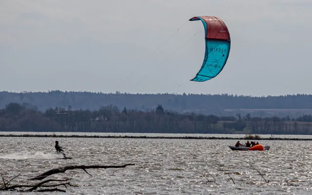 Hasiči na Rozkoši zachraňovali dva kitesurfaře. Akci se hasičům podařilo nafotit
