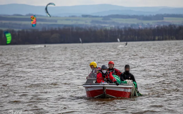 Hasiči na Rozkoši zachraňovali dva kitesurfaře. Akci se hasičům podařilo nafotit