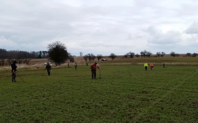 Archeologům při průzkumu budoucích dálnic pomáhají desítky dobrovolníků