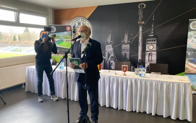 Hradec Králové podepsal smlouvu na nový fotbalový stadion. Hotovo má být do dvou let