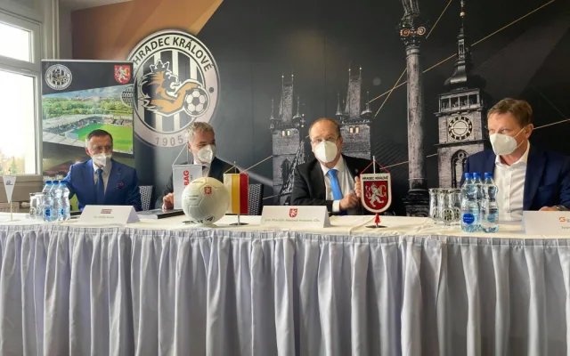 Hradec Králové podepsal smlouvu na nový fotbalový stadion. Hotovo má být do dvou let