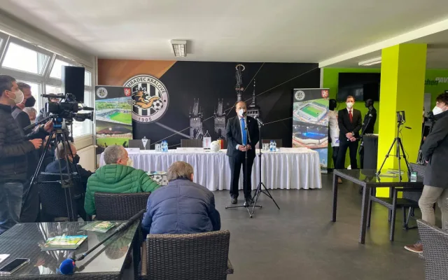 Hradec Králové podepsal smlouvu na nový fotbalový stadion. Hotovo má být do dvou let