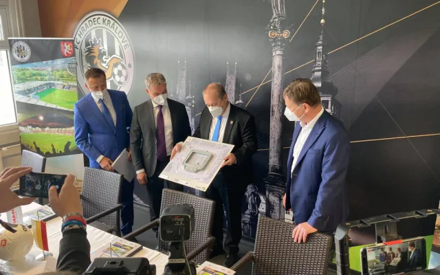 Hradec Králové podepsal smlouvu na nový fotbalový stadion. Hotovo má být do dvou let