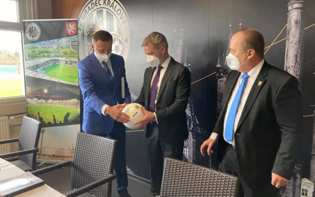 Hradec Králové podepsal smlouvu na nový fotbalový stadion. Hotovo má být do dvou let