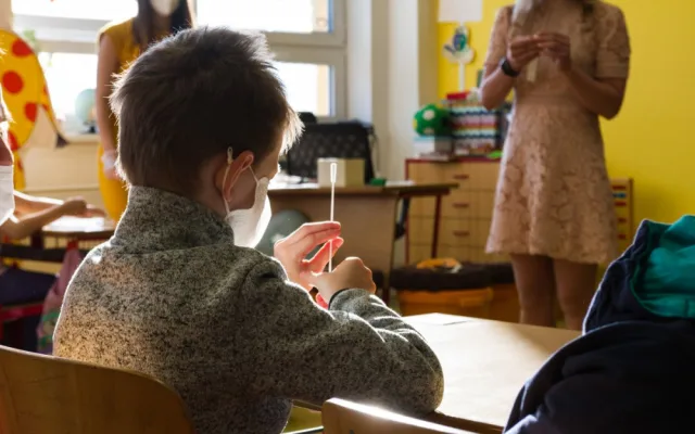 Pondělní testování studentů v kraji odhalilo jen deset pozitivních dětí a jednoho učitele