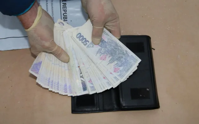 Policie zadržela dealera drog. Kromě pervitinu měl u sebe i střelnou zbraň