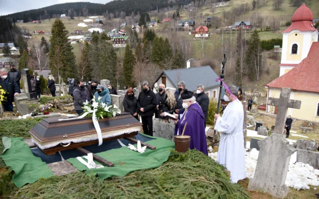 Zemřel poslední nosič na Sněžku. Nosiči na nejvyšší horu vynesli piano i vodní nádrž