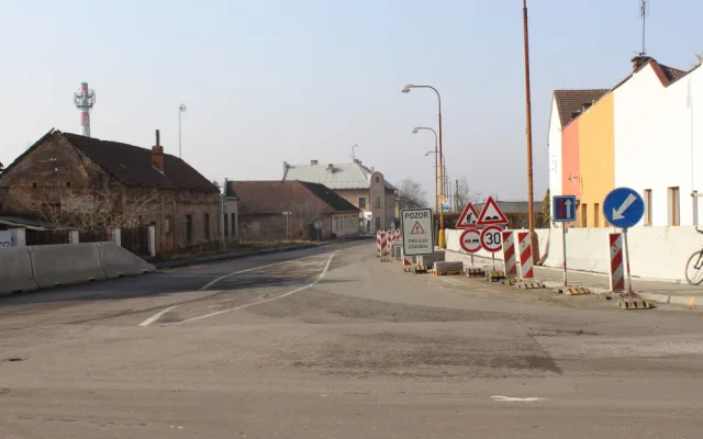 Oprava objízdné trasy v Hořicích se přesunula do další etapy. Kompletně hotovo bude za 14 dní