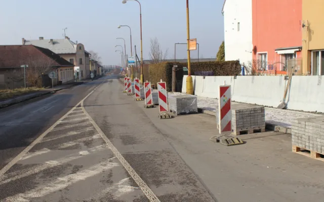 Oprava objízdné trasy v Hořicích se přesunula do další etapy. Kompletně hotovo bude za 14 dní
