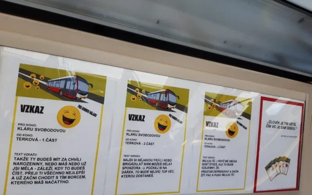 Do hradeckých ulic dnes vyrážejí MHD s láskyplnými vzkazy