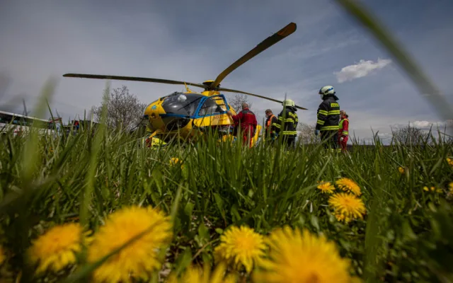 Ke srážce osobáku s nákladním autem letěl vrtulník. Řidiče bylo třeba vyprostit