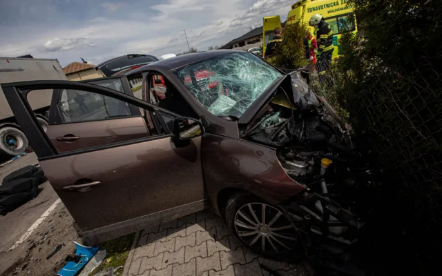 Ke srážce osobáku s nákladním autem letěl vrtulník. Řidiče bylo třeba vyprostit