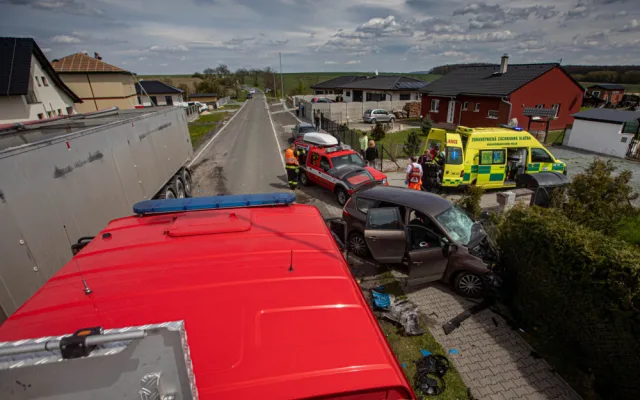 Ke srážce osobáku s nákladním autem letěl vrtulník. Řidiče bylo třeba vyprostit