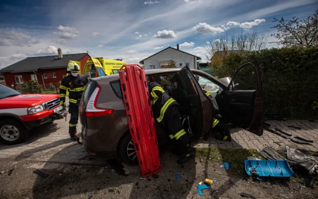 Ke srážce osobáku s nákladním autem letěl vrtulník. Řidiče bylo třeba vyprostit