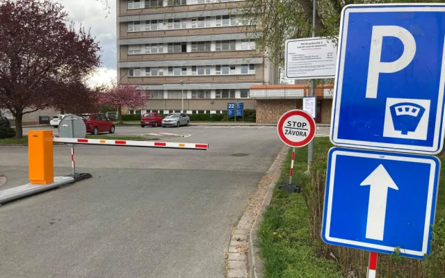 Parkování u nemocnice v Hradci Králové nestačí. Místo hledáme i půl hodiny, stěžují si pacienti