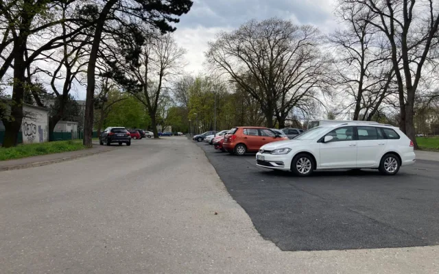 Parkování u nemocnice v Hradci Králové nestačí. Místo hledáme i půl hodiny, stěžují si pacienti