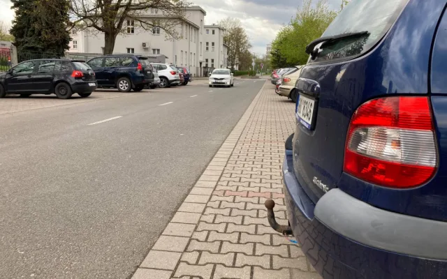 Parkování u nemocnice v Hradci Králové nestačí. Místo hledáme i půl hodiny, stěžují si pacienti