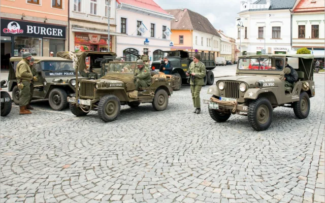 Do Hořic a Velichovek přijel konvoj americké historické techniky