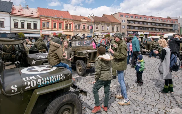Do Hořic a Velichovek přijel konvoj americké historické techniky