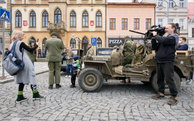Do Hořic a Velichovek přijel konvoj americké historické techniky