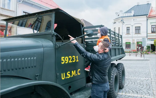 Do Hořic a Velichovek přijel konvoj americké historické techniky