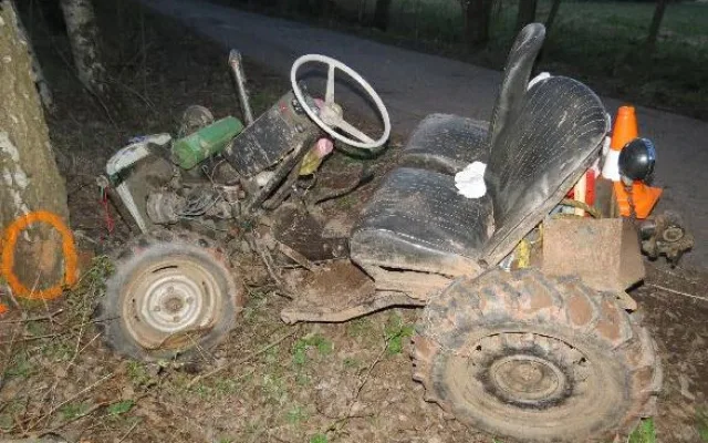 Na Trutnovsku boural podomácku vyrobený traktor, řidiče transportoval vrtulník do nemocnice