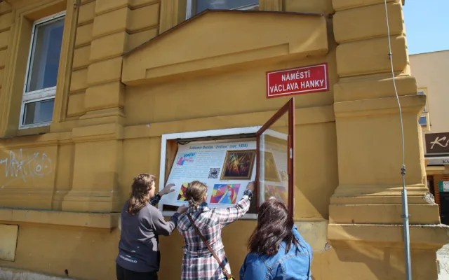Ve Dvoře Králové mají obrazovou výstavu na veřejných místech – Umění bez galerie