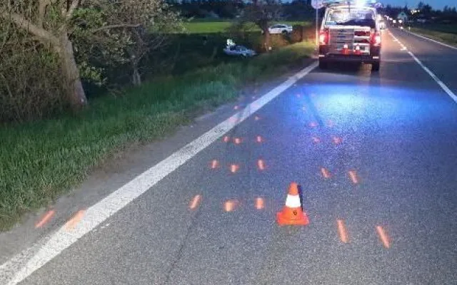 U Jaroměře zasahoval vrtulník při vážné nehodě. Řidič ani spolujezdec nebyli připoutaní