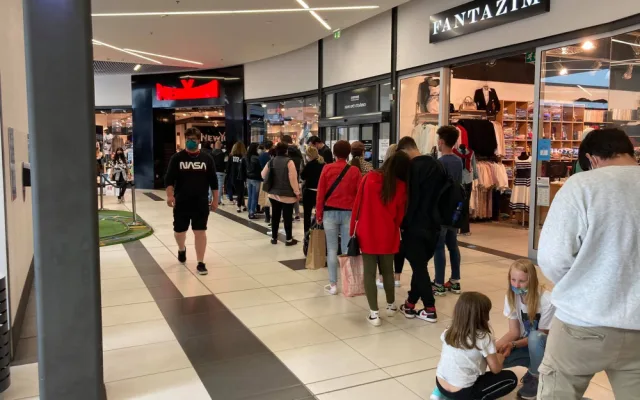 Hradecká obchodní centra praskala ve švech. Na nákup vyrazilo tisíce lidí