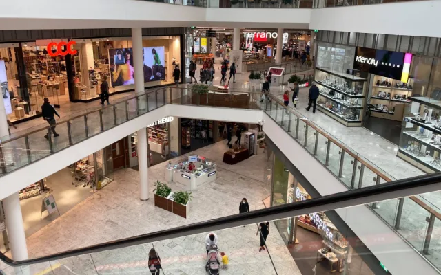 Hradecká obchodní centra praskala ve švech. Na nákup vyrazilo tisíce lidí