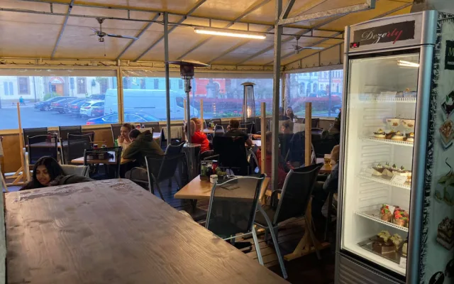 Na některých zahrádkách v centru Hradce bylo plno. O dodržování pravidel by se dalo spekulovat