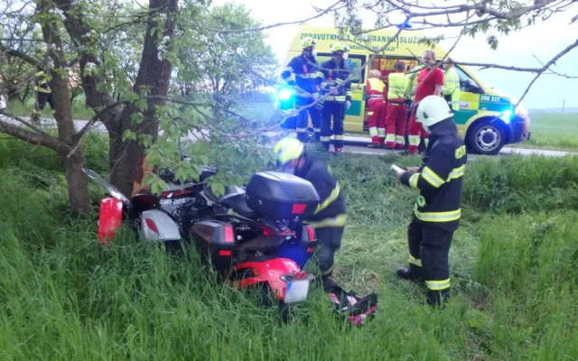 Ve Chvalkovicích narazila čtyřkolka do stromu, spolujezdkyni transportoval vrtulník do nemocnice