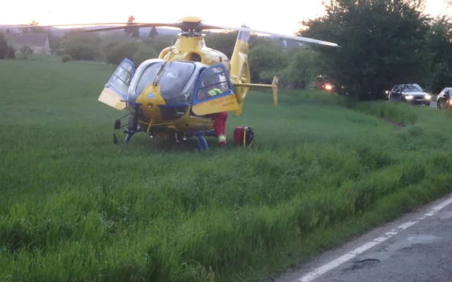 Ve Chvalkovicích narazila čtyřkolka do stromu, spolujezdkyni transportoval vrtulník do nemocnice