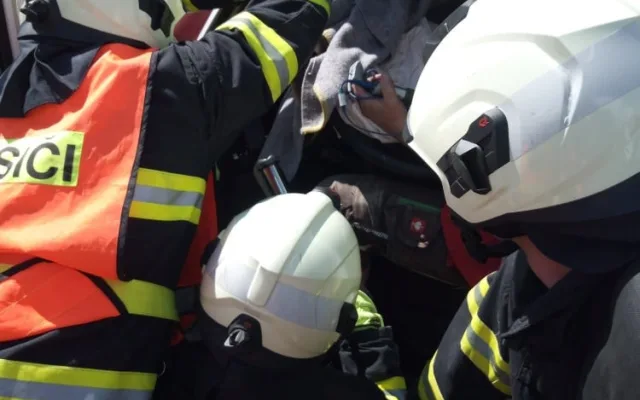 Vážná nehoda kamionu s dodávkou uzavřela obchvat Hradce Králové. Na místo letěl vrtulník