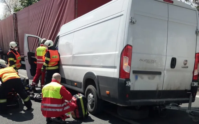 Vážná nehoda kamionu s dodávkou uzavřela obchvat Hradce Králové. Na místo letěl vrtulník
