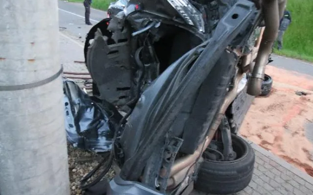 Opilý řidič zdemoloval Mercedes za dva miliony. Sám skončil v nemocnici