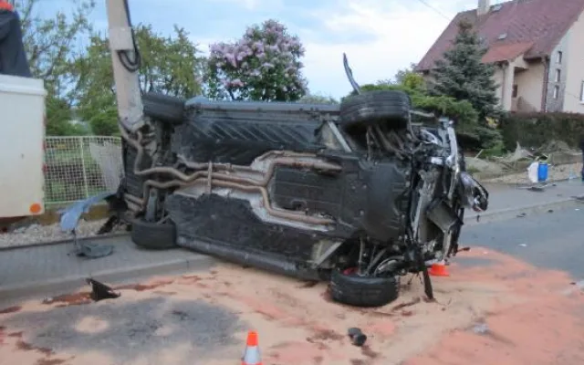 Opilý řidič zdemoloval Mercedes za dva miliony. Sám skončil v nemocnici