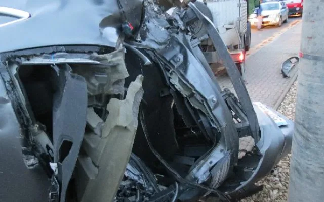 Opilý řidič zdemoloval Mercedes za dva miliony. Sám skončil v nemocnici