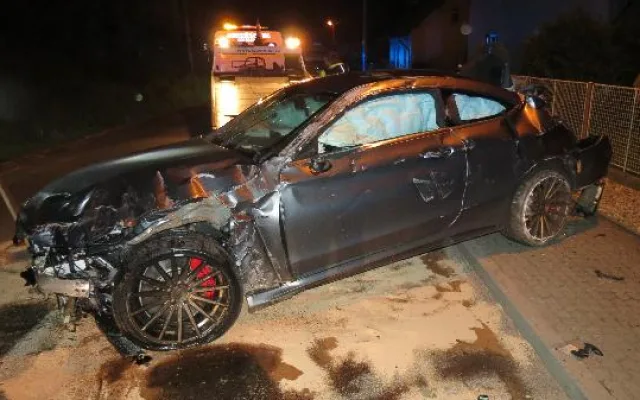 Opilý řidič zdemoloval Mercedes za dva miliony. Sám skončil v nemocnici