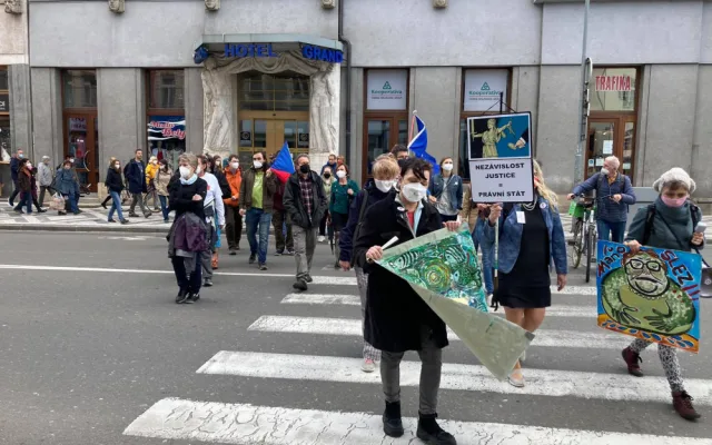 Hradcem Králové se šel protestní pochod. Justici nedáme, skandovali lidé