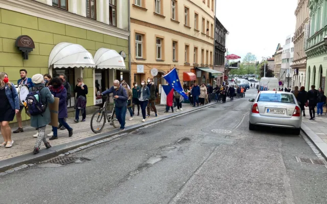 Hradcem Králové se šel protestní pochod. Justici nedáme, skandovali lidé