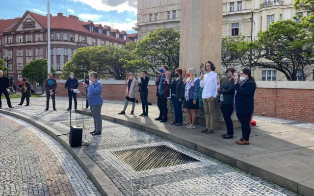 Hradcem Králové se šel protestní pochod. Justici nedáme, skandovali lidé