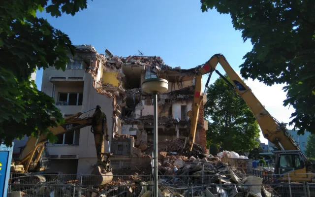 Bývalé transfuzní oddělení hradecké nemocnice jde k zemi