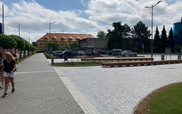 Hradec Králové má nový reprezentativní prostor. Prostranství před zimním stadionem je hotové