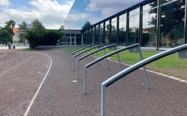 Hradec Králové má nový reprezentativní prostor. Prostranství před zimním stadionem je hotové