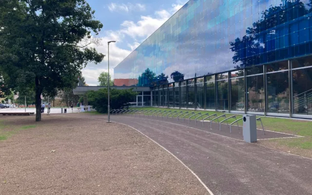 Hradec Králové má nový reprezentativní prostor. Prostranství před zimním stadionem je hotové