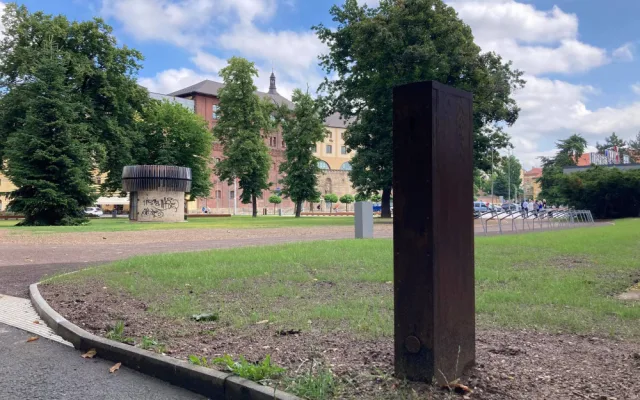 Hradec Králové má nový reprezentativní prostor. Prostranství před zimním stadionem je hotové